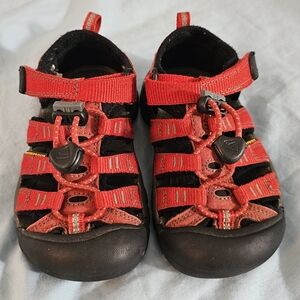 KEEN Unisex Kids Newport H2 Closed Toe Water Sandals Red Black Toddler Size 10